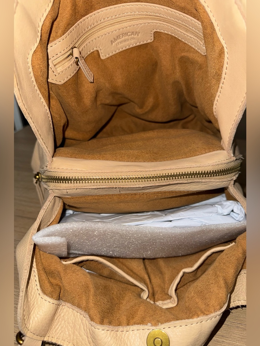 AMERICAN LEATHER CO. Cream Leather Shoulder Bag. - Picture 11 of 14